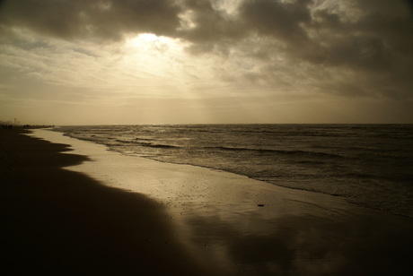 zon door de wolken