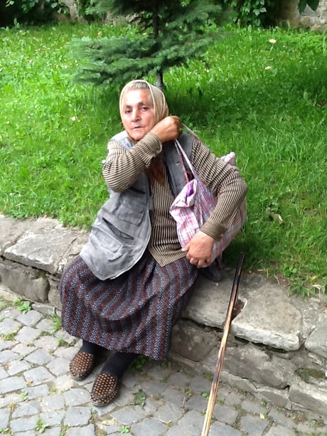 Oude vrouw in Roemenie juni 2013