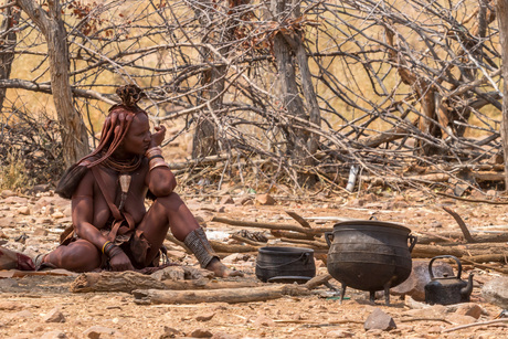 Himba vrouw in de keuken