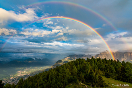 Dubbele regenboog over de Dolomieten, Oostenrijk.