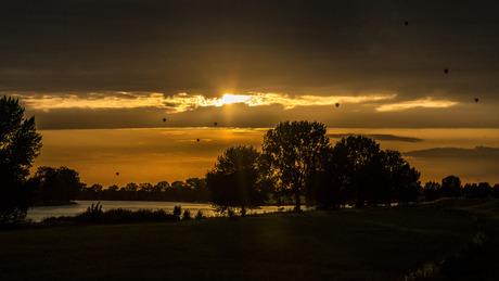 Zonsondergang met ballonnen