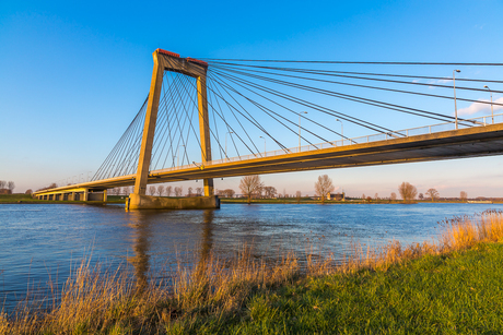 Heusdense brug over bergse maas