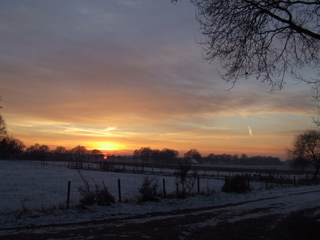 sneeuw met ondergaande zon