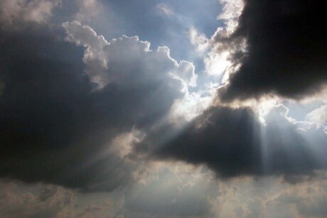 Zon door de wolken