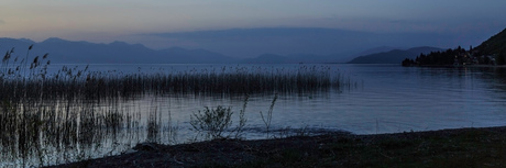 meer van Ohrid bij avond