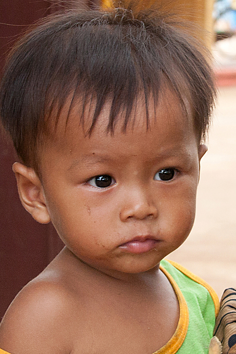 Faces of Cambodja -26- jongen op arm zusje