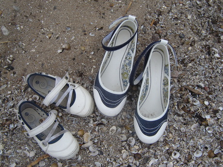 Schoenen op het strand