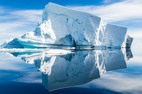 Antarctica ijsberg reflectie