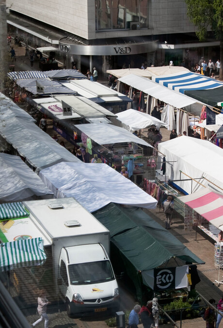 Markt met gevarieerde tenten