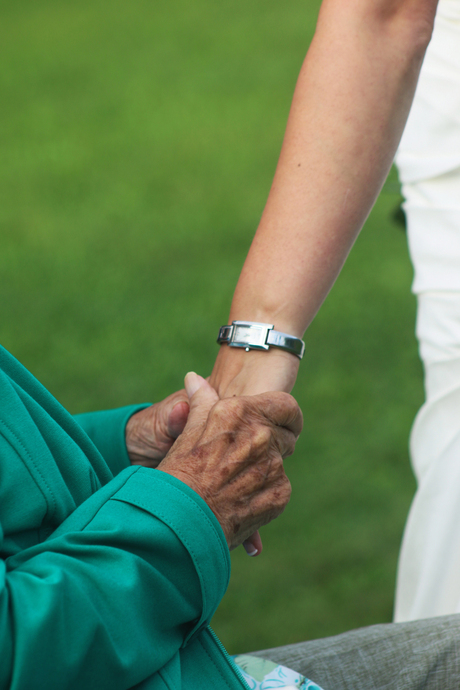 Oma (85) met kleinkind op haar bruiloft in Canada