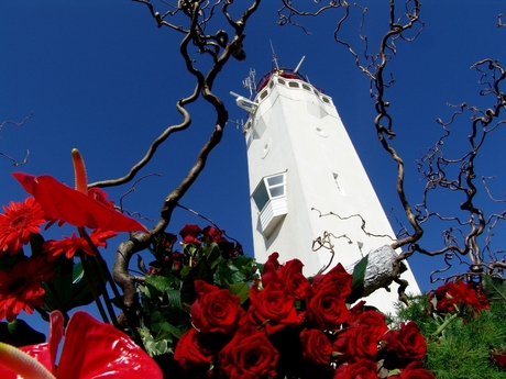 Staalblauwe lucht boven Bollenstreekcorso en Vuurtoren Noordwijk