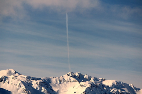 Vliegtuig vliegt uit de berg
