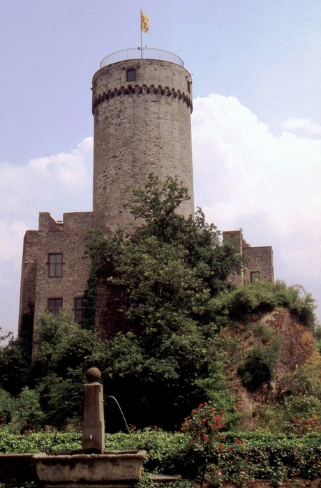 Zicht op de voorkant van de bergfried en het woonhuis.