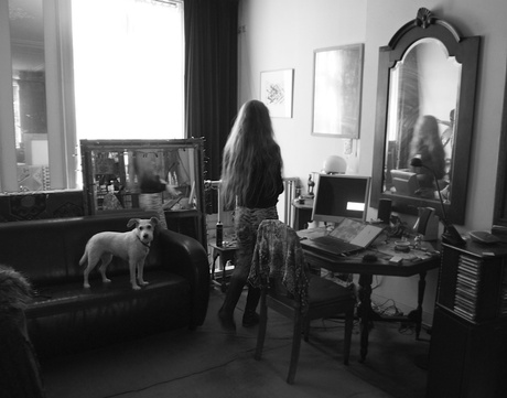 Vrouw met hondje en spiegel