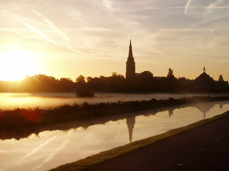 Oude school in de mist