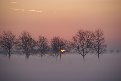 Mistige zonsondergang