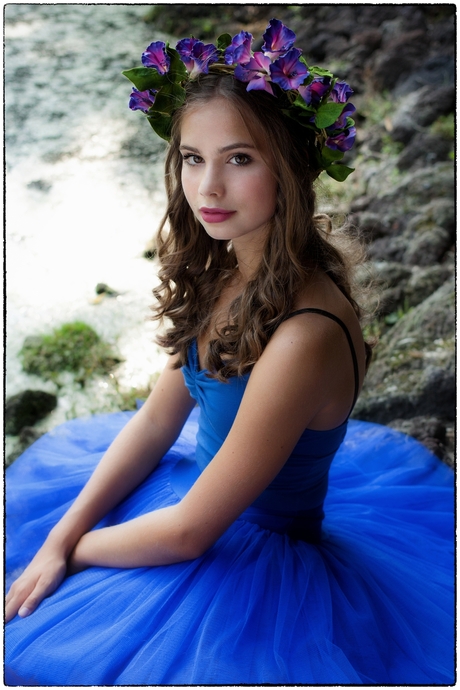 | d a n c e r - i n - b l u e |