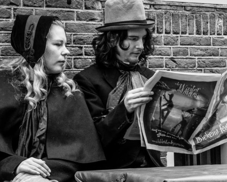 Echtpaar leest de krant