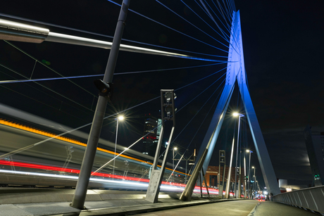 De brug in de avond