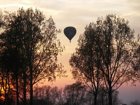 Zonsondergang, dalende ballon