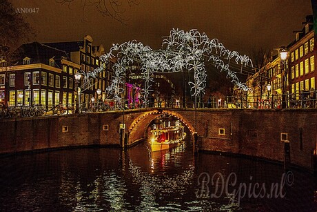 Rondvaartboot Amsterdam bij nacht