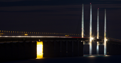 De Øresundbrug bij nacht.