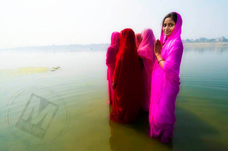 Gebed in Ganga, Varanasi (India)