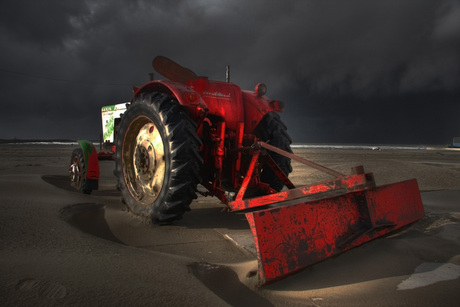 tractor op strand