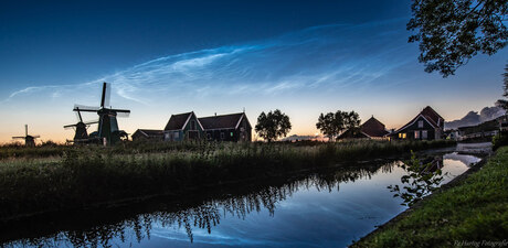 Lichtende Nachtwolken met reflectie Zaanse Schans