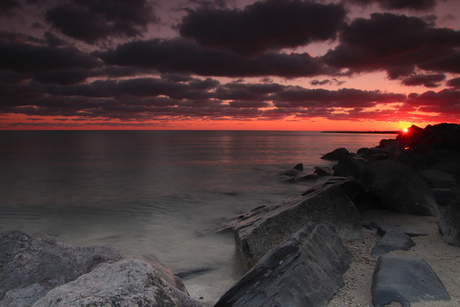 Zonsondergang bij het Rode Klif aan het IJsselmeer