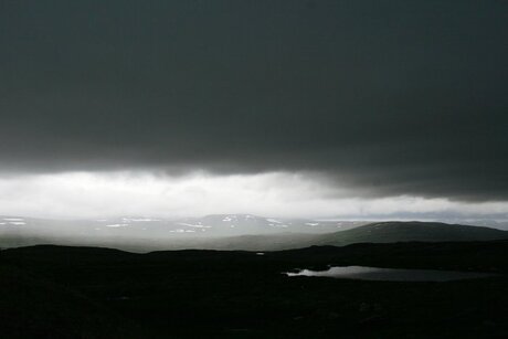 Achter de wolken schijnt de zon