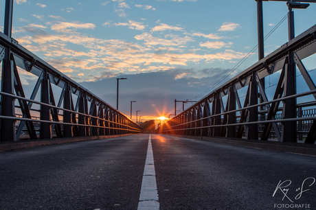 zonsondergang vanaf het midden van de brug