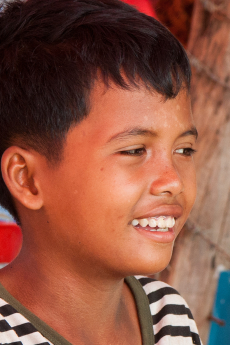 Faces of Cambodja -15- jongen bij ceremonie