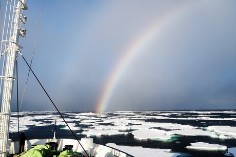 Regenboog boven drijfijs