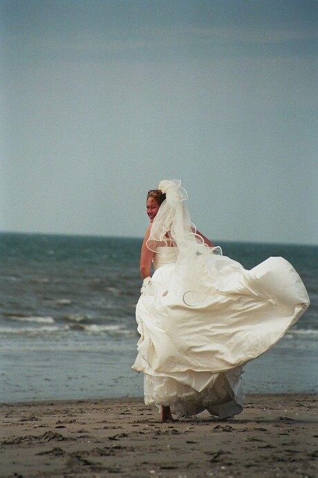 bruid on the beach
