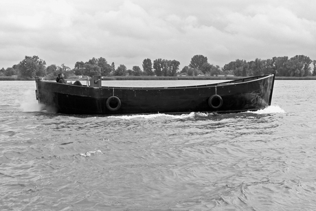 Trotse schipper met boot