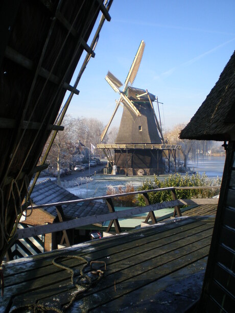 Molen De Vriendschap in Weesp gezien vanaf molen De Eendragt