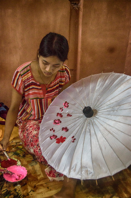 parapluutjes schilderen in myanmar