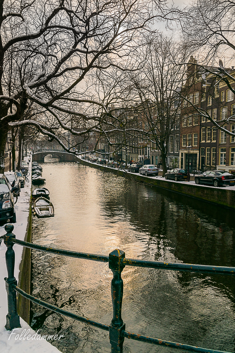 Aan de Amsterdamse grachten in de winter.