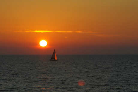 Zeilboot in avondzon