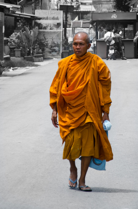 Straatbeeld Thailand Monnik