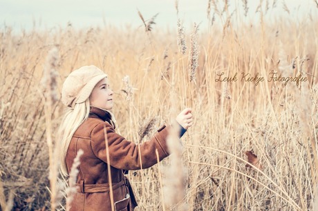 Meisje tussen het riet