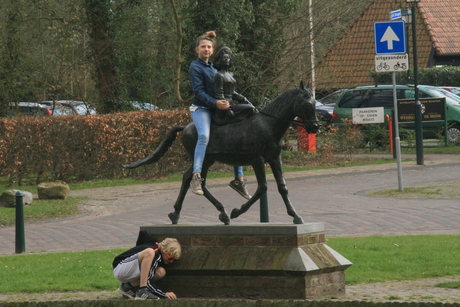 meisje op een stalen paard