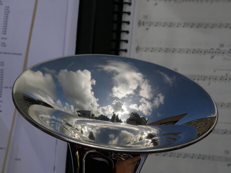 wolken weerspiegeld in kelk euphonium