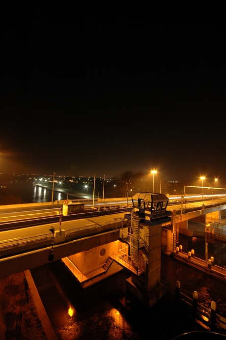 kager brug bij nacht (A44)