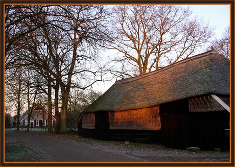 Boerenschuur in ochtendlicht