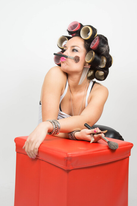 De visagiste zelf voor de camera