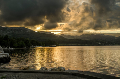 Avond over Grinda fjord, Noorwegen.jpg