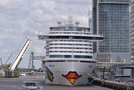 Het cruiseschip Aida met twee badkuipen boven de de stuurhut.