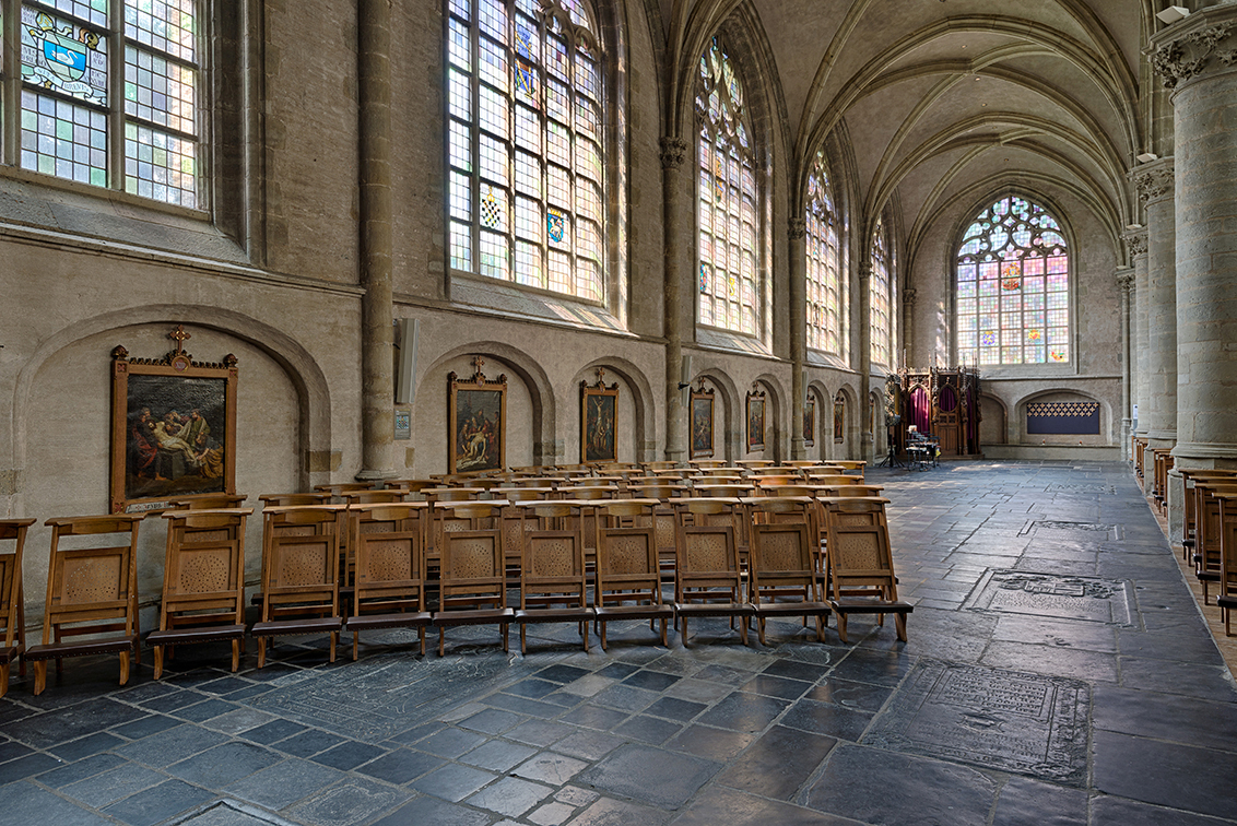 Sint-Willibrordusbasiliek, Hulst - Het licht viel mooi door de glas in lood ramen naar binnen. - foto door Erik-de-Klerck op 07-07-2013 - deze foto bevat: kerk, hdr, hulst, glas in lood, Sint-Willibrordusbasiliek